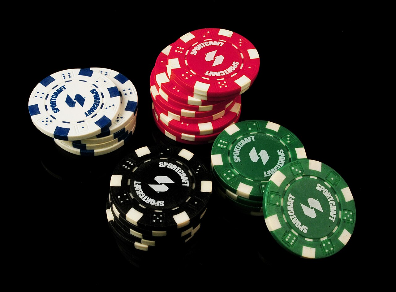 Barevné pokerové žetony na stole jako ilustrační fotografie ke srovnání krypto kasin